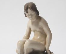 Девочка на камне. Дания, г. Копенгаген, Royal Copenhagen