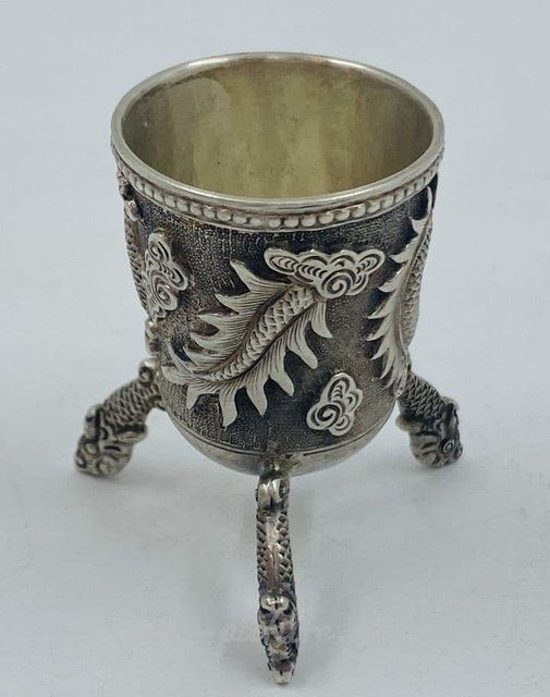 The translation of "Стопка серебряная Дракон" into English is "Silver stack Dragon."