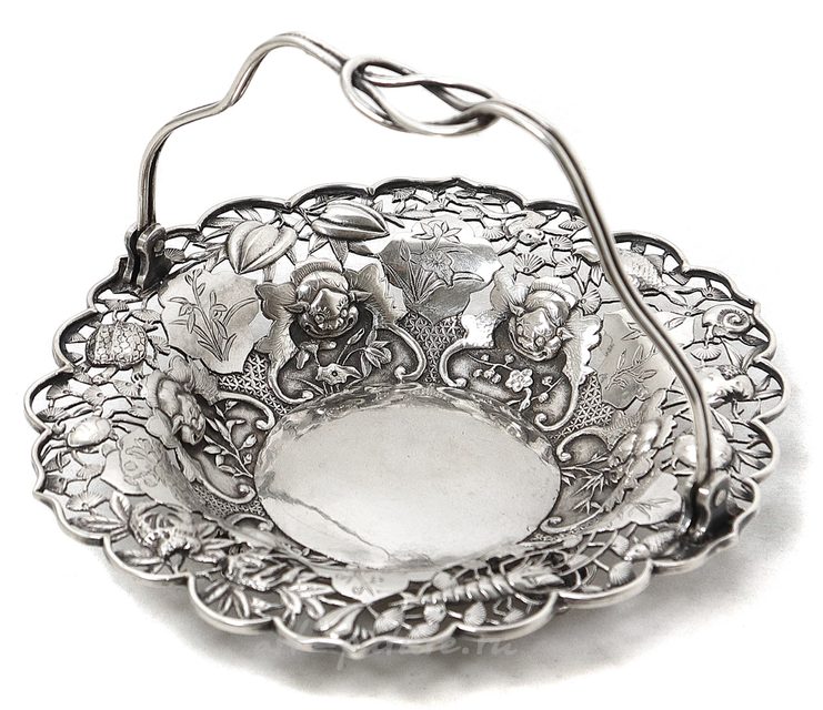 Vase with a swing handle, China, 136 g, 950 silver, height to the edge 3 cm, diameter of the bowl 14 cm, height to the raised handle 10 cm.