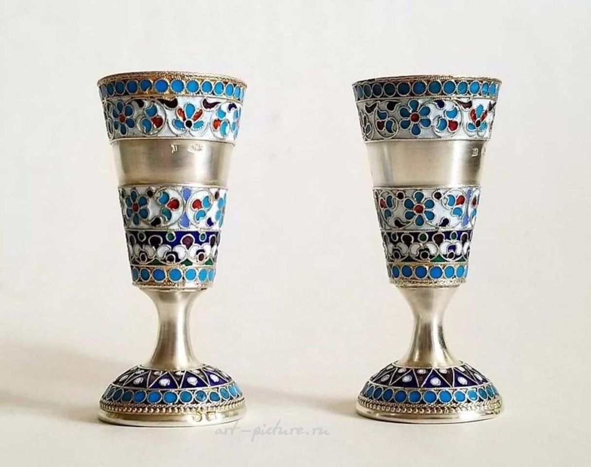Русское серебро , Пара 19-го века русских серебряных и эмалированных чашек