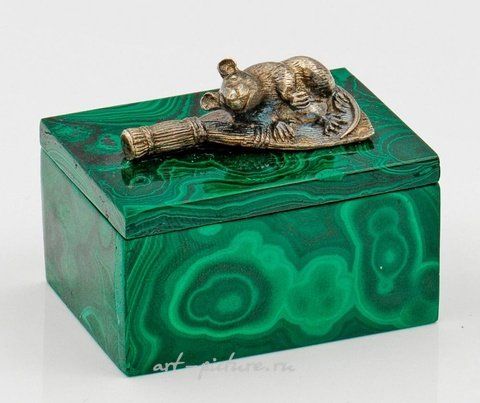 Russian silver, Small malachite box with a figurative knob