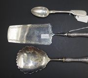 Два разных ранних русских серебряных сервировочных ложки