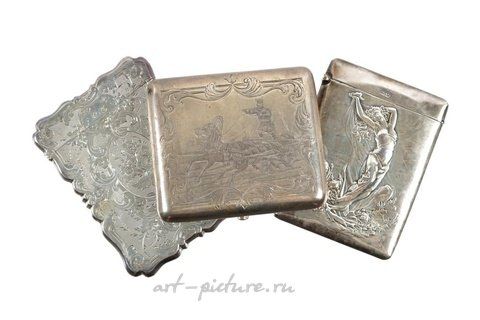 俄罗斯银, 两个银质的烟盒，上面有花朵和三叶草的图案。