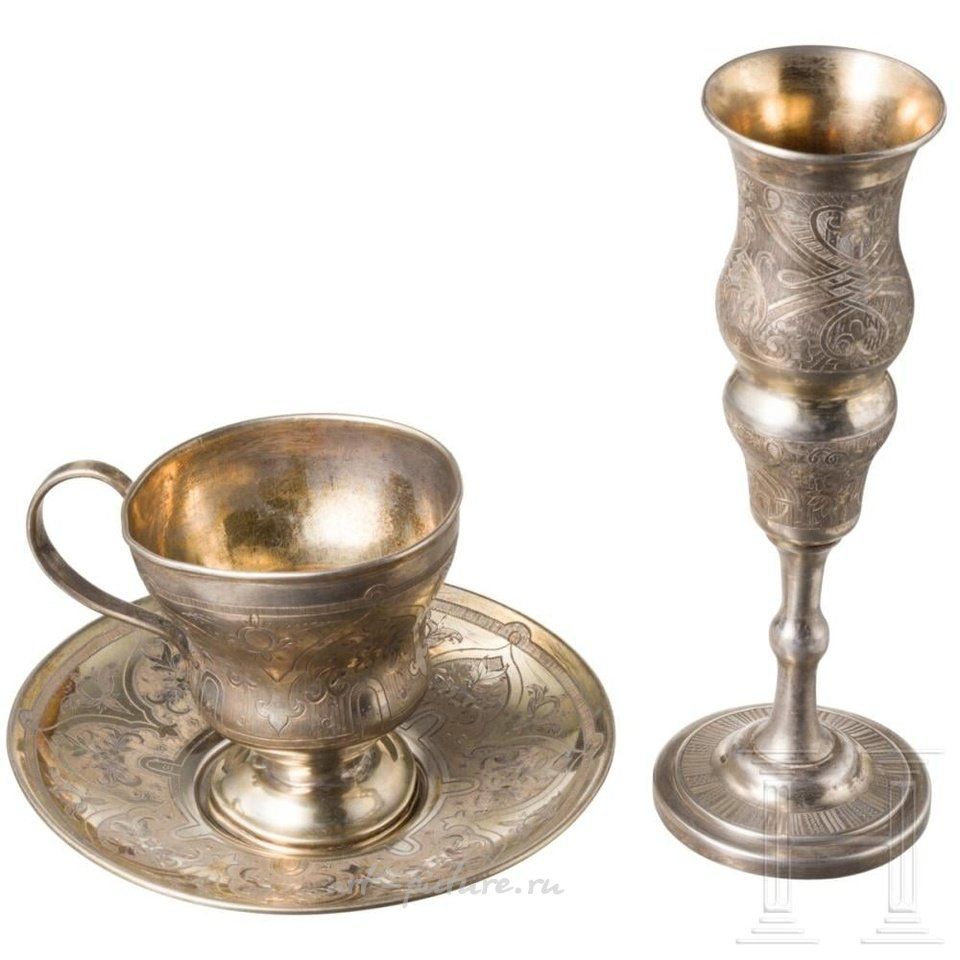 俄罗斯银 , 杯子和碟子镀金，装饰着精细雕刻的花朵。