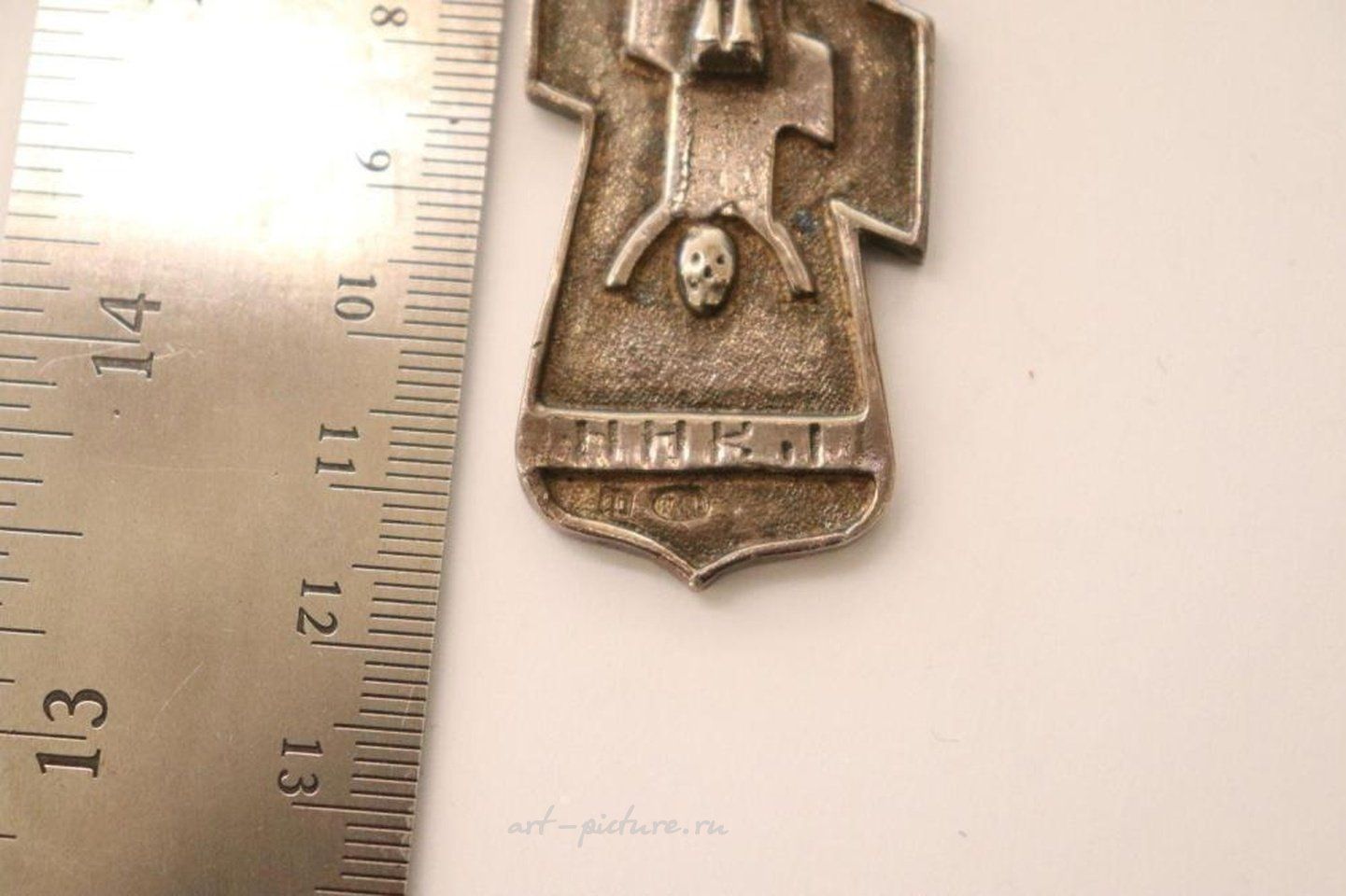 Русское серебро , Имя русского царя Николая на православном серебряном распятии