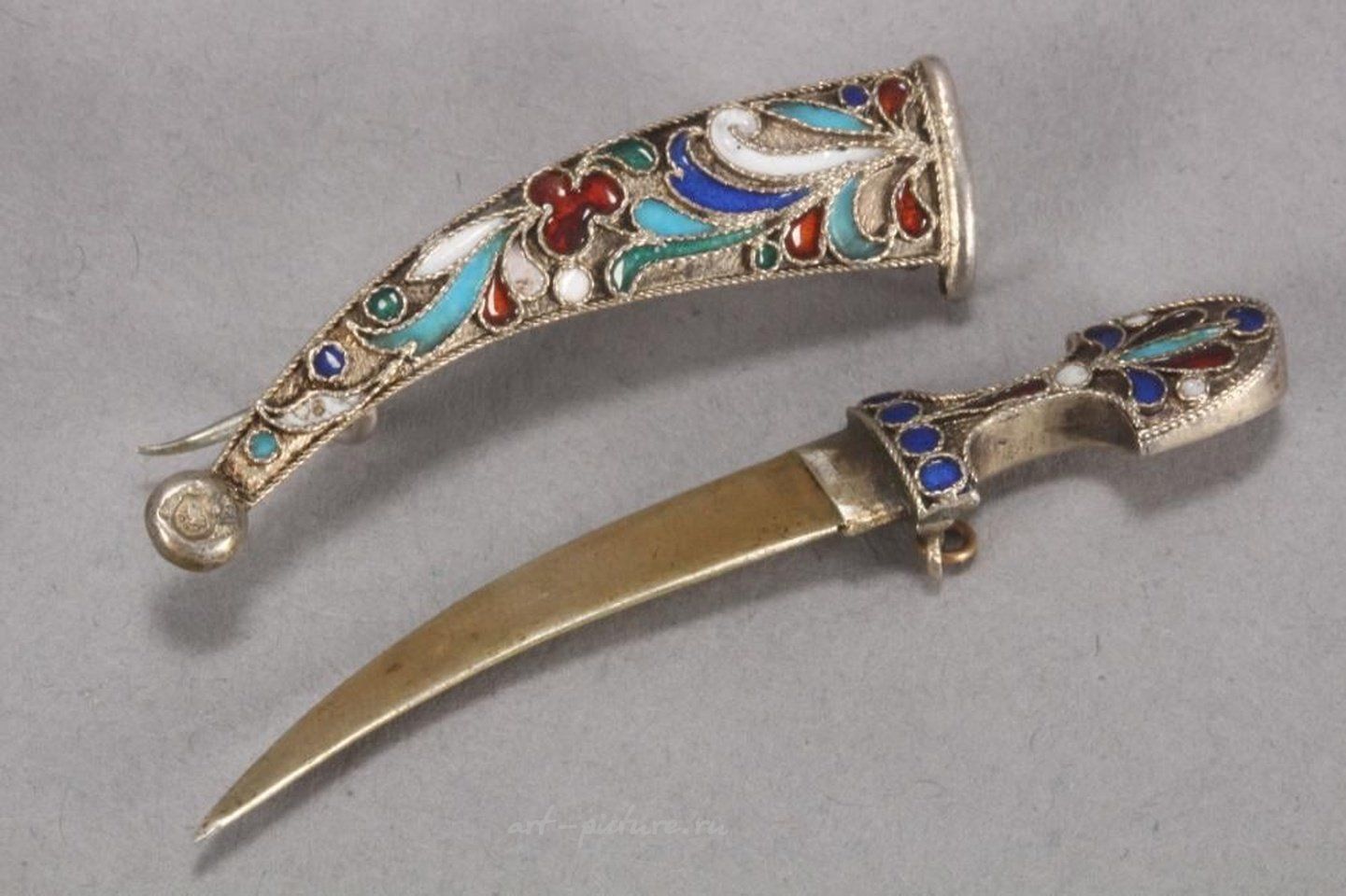 Русское серебро , Брошь-кинжал из русского кавказского серебра с чернью.