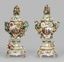 Великолепные монументальные вазы Майссен с сценами Ватто и цветочными украшениями