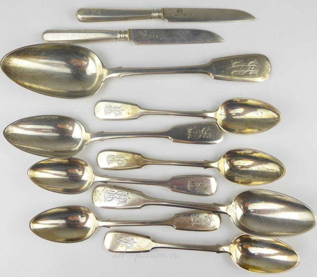 Русское серебро , Различные предметы британского серебра с клеймом, включая серебряную чашу, серебряную ложку и серебряный чайник.