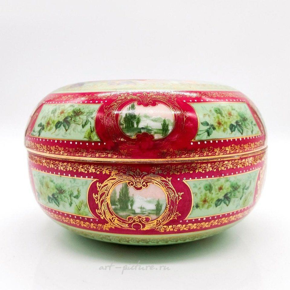 Royal Vienna , Фарфоровая шкатулка с изображением Трех граций и цветочными украшениями