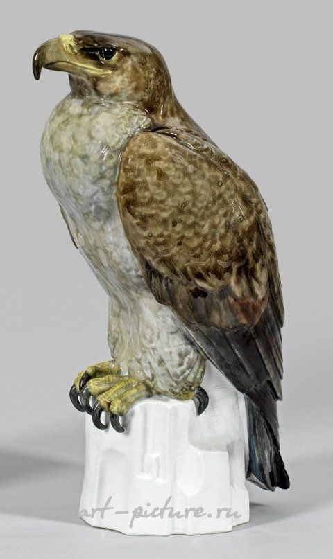 Большая фигура орла из тюрингского фарфора