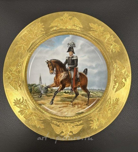Фарфоровая тарелка с ручной росписью “Обер-офицер Лейб-Гвардейского Гусарского полка”