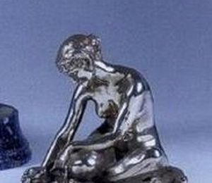 Молодая обнаженная девушка сидит на снопе льна. Раймон Ривуар Raymond Rivoire. изготовлена на литейном заводе Клода Вальсуани (Cire C.Valsuani Perdue)