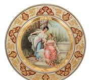 Фарфоровая тарелка Royal Vienna "Гесангштунде" с изображением урока пения.