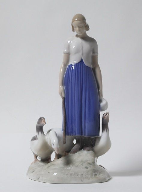 Девушка с гусями. Дания, г. Копенгаген, Bing & Grondahl