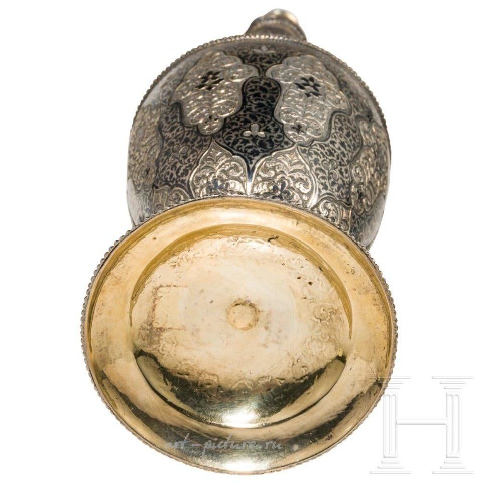 Русское серебро , Графин из серебра с позолотой и чернью, около 1900 года