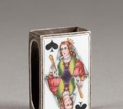 Футляр с полноэмалью и ниелло, украшенный королевой игральной карты в Скате