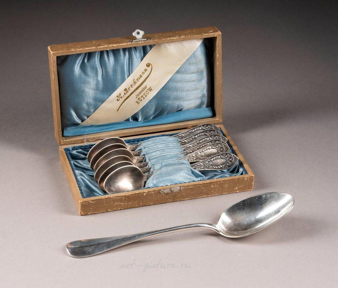 Русское серебро , Серебряная сервировочная ложка и шесть серебристых чайных ложек