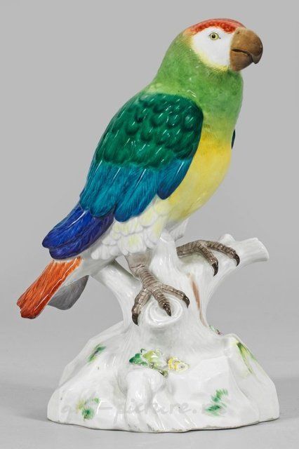 Фарфоровая фигура попугая на стволе: сравнение истории и стиля