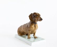 The translation of "Фарфоровая такса Германия" into English is "Porcelain dachshund Germany."