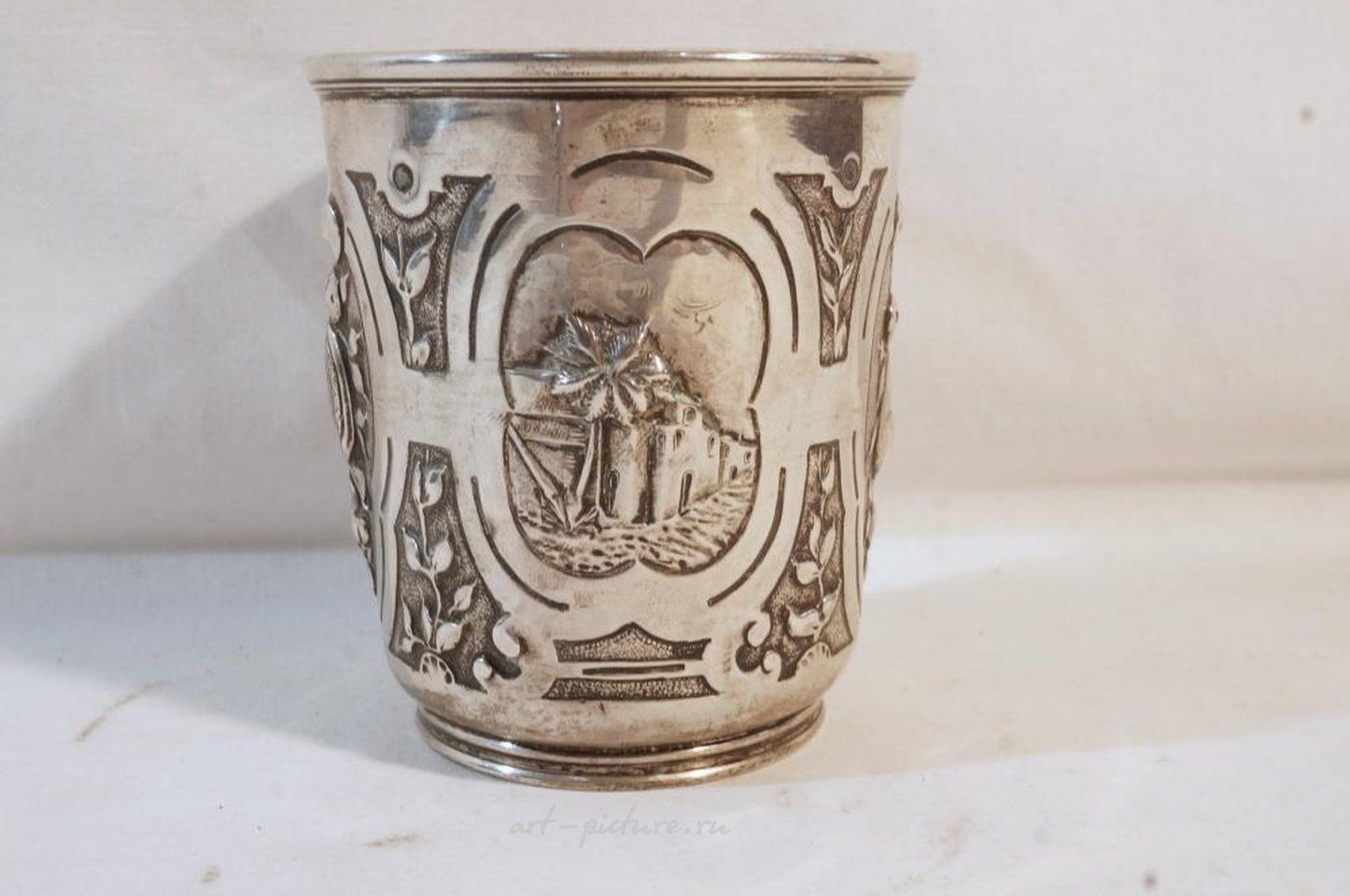 Русское серебро , Тяжелый, возможно, русский серебряный кубок с великолепной рельефной декорацией.