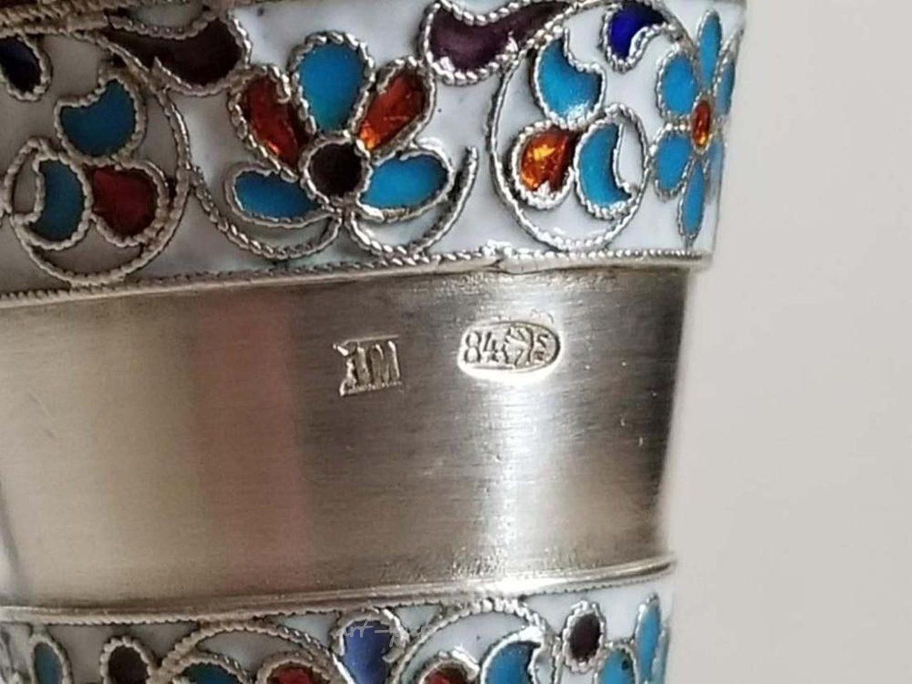 Русское серебро , Пара 19-го века русских серебряных и эмалированных чашек