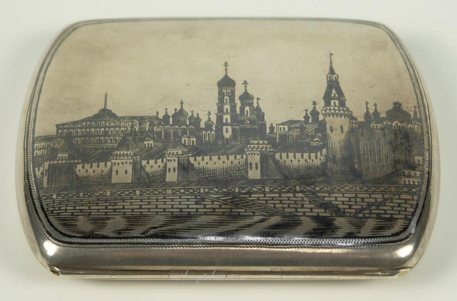 Русское серебро , Портсигар с чернильным изображением Кремля.