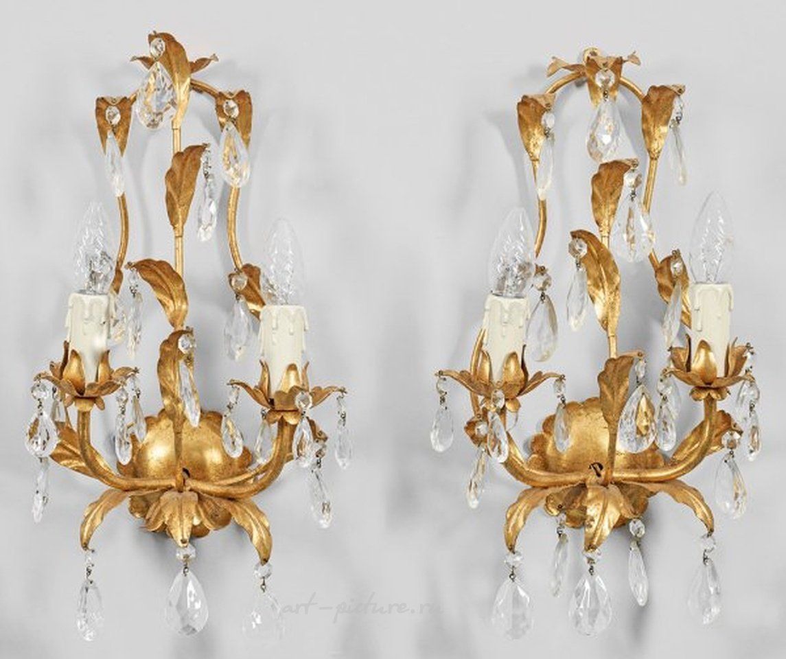 A pair of wall lamps in the style of Maison Baguès.