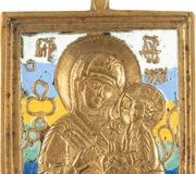 Большая медная и эмалевая икона с изображением Смоленской Богоматери...