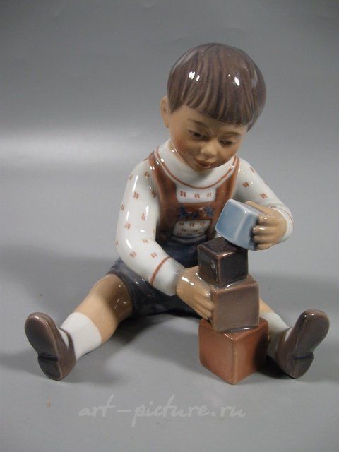 Фарфоровая статуэтка "Мальчик с кубиками". Dahl-Jensen.