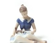 Porcelain figurine.Girl with a cat Bing Grondahl