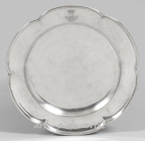 Барочная серебряная тарелка с монограммой "MM" и графской короной