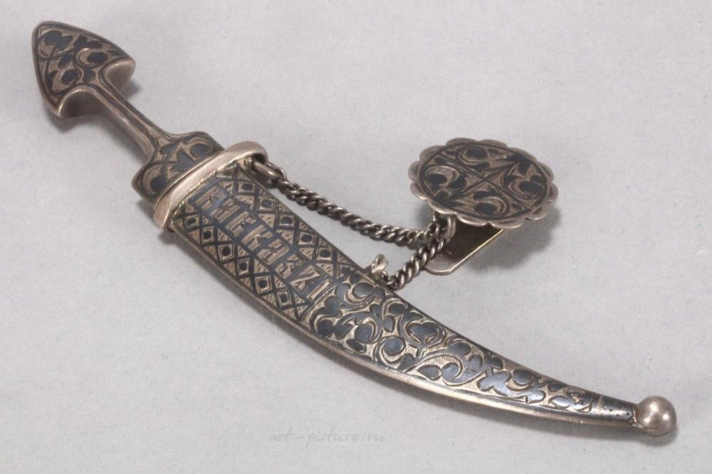 Русское серебро , Серебряная брошь с кавказским кинжалом.