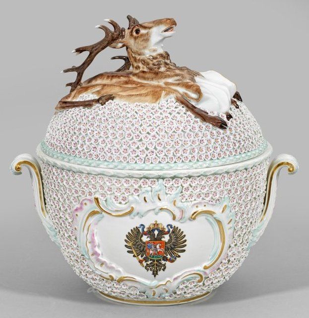 Большая пробковая фарфоровая супница с охотничьим декором и гербом России