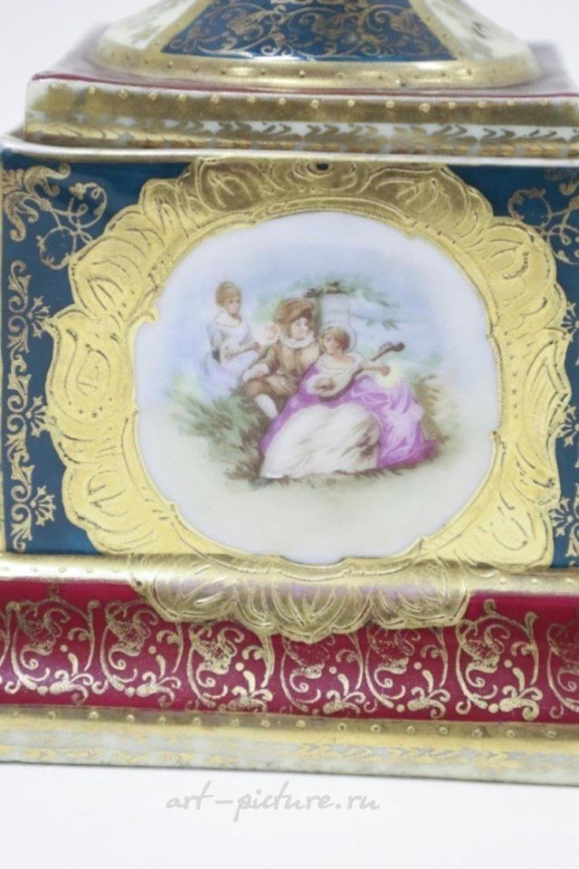 Royal Vienna , Фаянсовая урна с портретом из Королевской Венеции