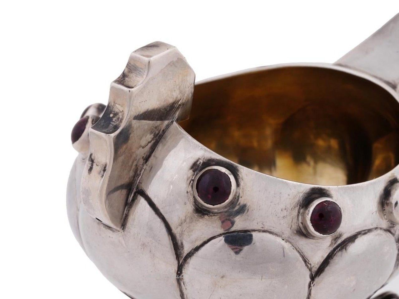 Русское серебро , Русская серебряная чаша с фигурными камнями лазурита