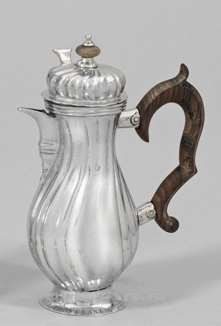 Маленькую барочную серебряную кофейник-рожок от Йоханна Георга Клосса
