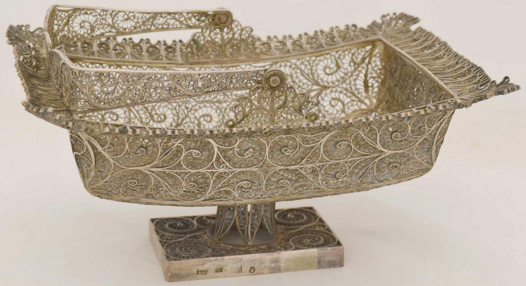 Русское серебро , Серебряная русская конфетница с прозрачным узором. - Россия, Москва, XIX век...