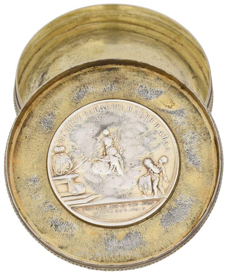 Русское серебро , Серебряная русская табакерка с отпечатками медали "В память о смерти императрицы Елизаветы I Российской"