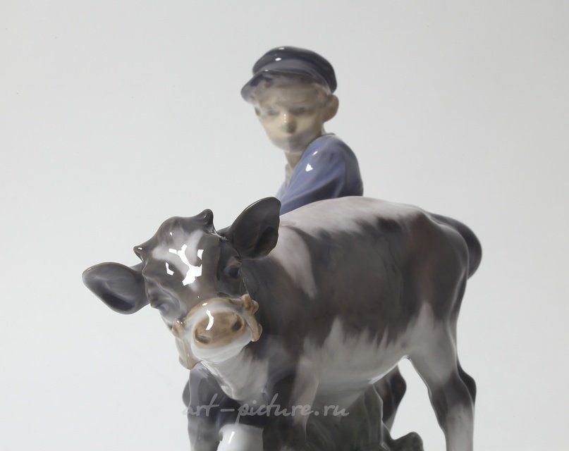 Девушка и мальчик с теленком. Дания, г. Копенгаген, Royal Copenhagen