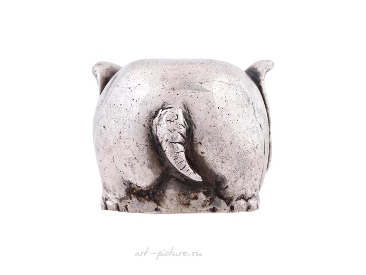 Русское серебро , Фигурная чашечка для стремени из русского серебра, изображающая слона.