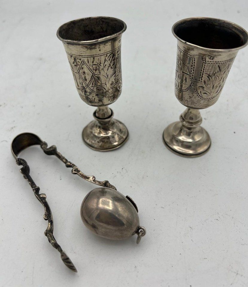 Русское серебро , Два миниатюрных бокала высотой 8,5 см, подвеску в форме яйца с изображением Богоматери с Младенцем