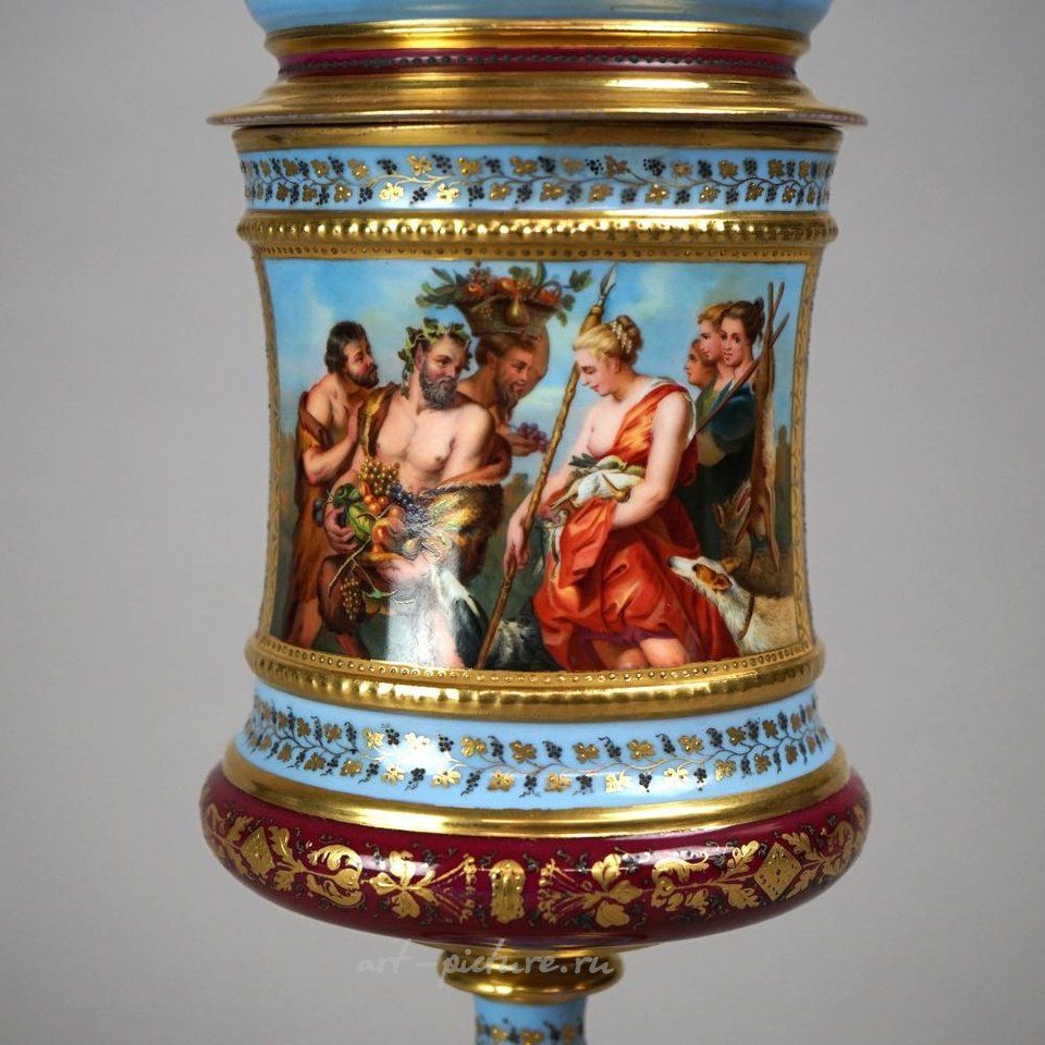Royal Vienna , Антикварная урна Royal Vienna с ручной росписью и золотым покрытием, около 1890 года