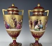 Фарфоровые вазы Роял Виена, около 1900 года, высотой 14 дюймов, в отличном состоянии. Оценка: 1 500-2 000 долларов.