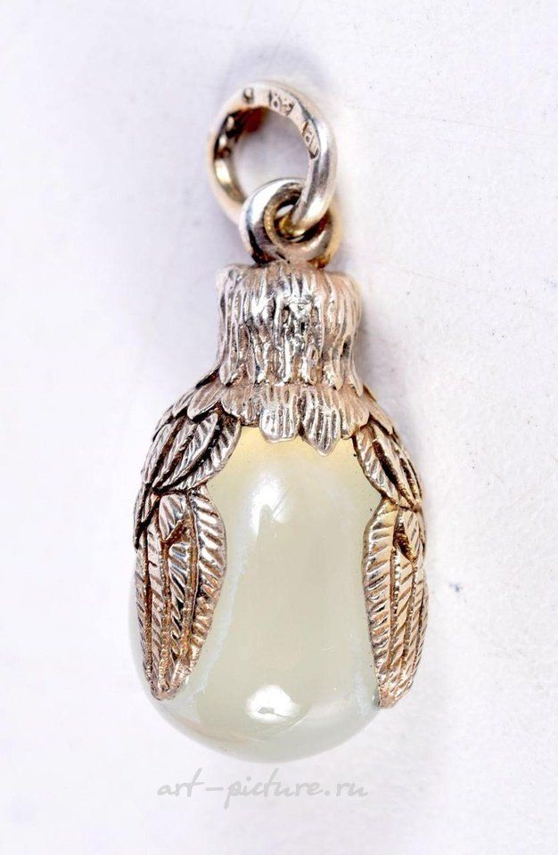 Русское серебро , Серебряная позолоченная подвеска с головой птицы из нефрита. 5,4 грамма. 3 см x 1,25