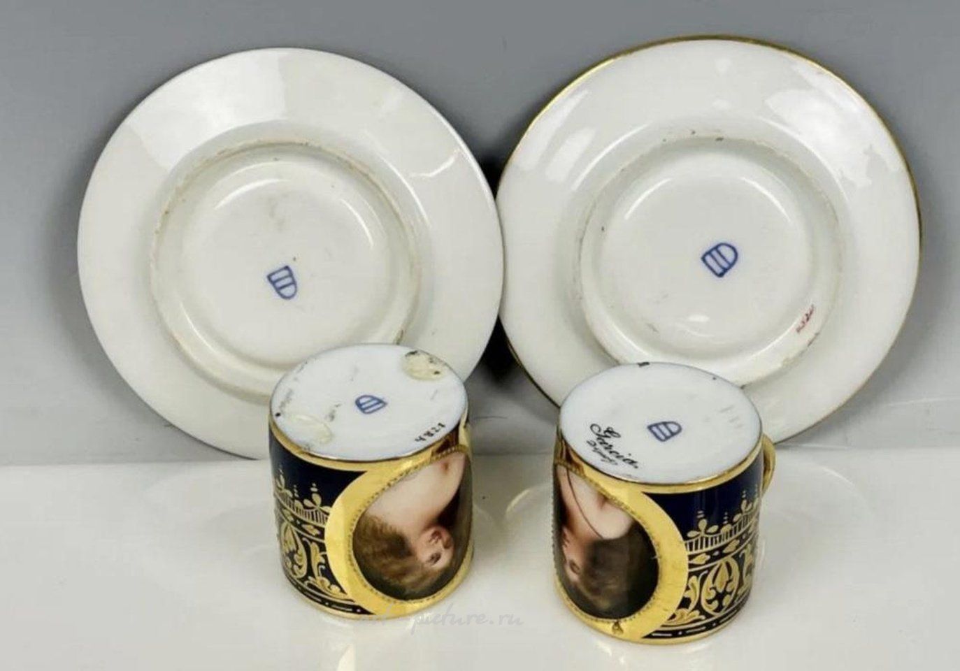 Royal Vienna , Фарфоровые чашки и блюдца Royal Vienna, подписаны Вагнером, около 1900 года, в отличном состоянии. Оценка $1.000-1.200.