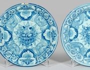 Байройтские тарелки с кобальтово-синей глазурью и росписью.