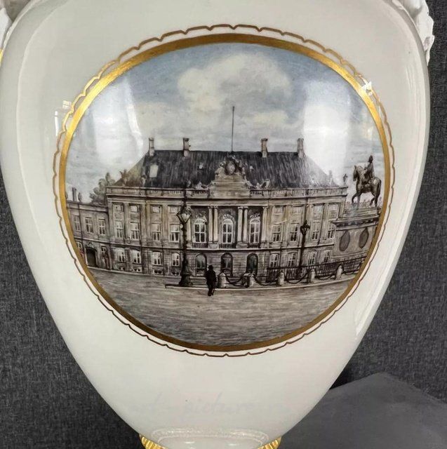Ваза с росписью Арнольда Крога, дворца Амалиенборг в Копенгагене Royal Copenhagen