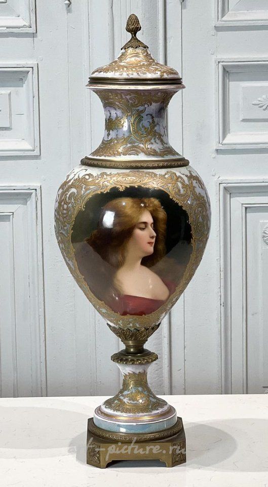 Royal Vienna Porcelain , Vienna Porcelain Urn