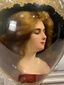 Фарфоровая урна Вены XIX века с портретом юной красоты и золотым украшением