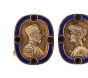 Серебряная позолоченная и эмалированная пара манжетных пуговиц с портретами, украшенных рубинами.
